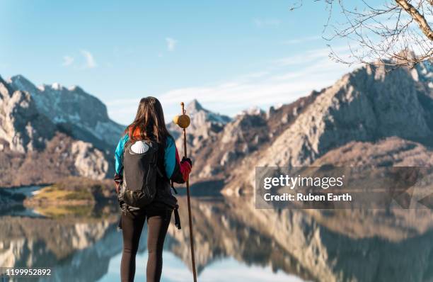 woman pilgrim on the way to santiago de compostela - jakobsweg stock-fotos und bilder