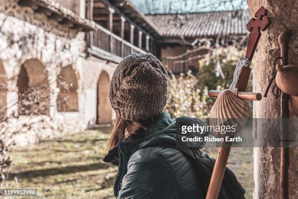 pilgrim and a hiking stick with a shell looking at the view - provincia de león fotografías e imágenes de stock