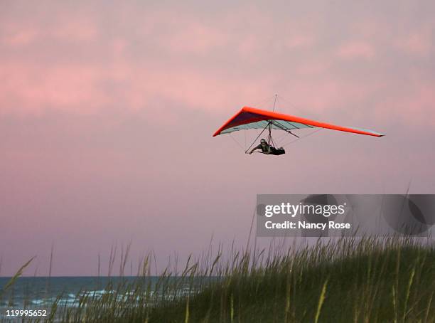 hanging on wind - gliding fotografías e imágenes de stock