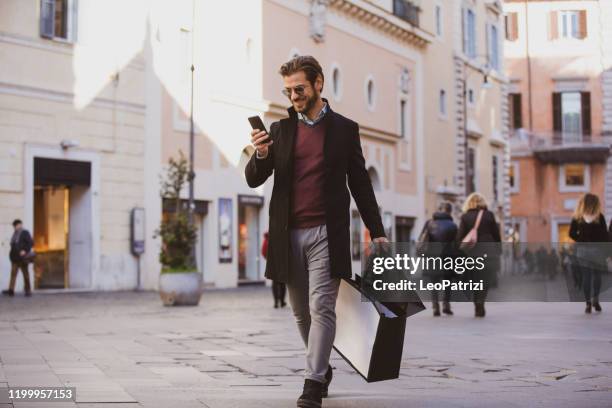 man winkelen in het centrum van rome - italianen stockfoto's en -beelden