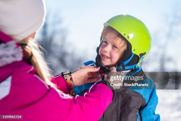 jongen op ski vakantie - ski stockfoto's en -beelden