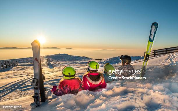 familie im skiurlaub - ski im schnee stock-fotos und bilder