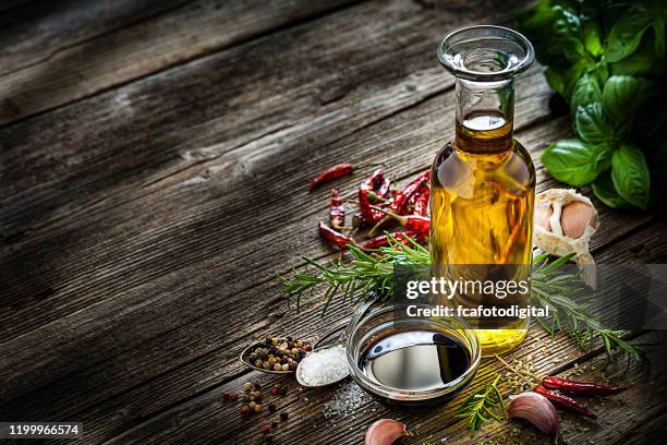 ingredienti per la cucina mediterranea - vinegar foto e immagini stock