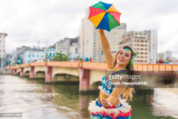 porträt der blonden tänzerin - carnaval recife stock-fotos und bilder