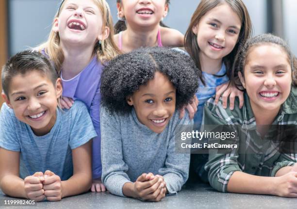 grundschüler in einer menschlichen pyramide stockfoto - indischer subkontinent abstammung stock-fotos und bilder