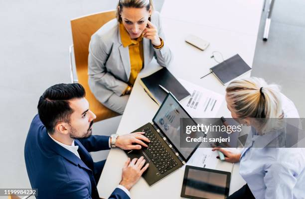 zakenmensen die een meeting in de boardroom hebben - decisions stockfoto's en -beelden