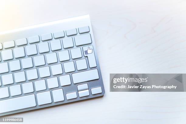 computer keyboard with empty keys all but one - addiction mobile and laptop stock-fotos und bilder