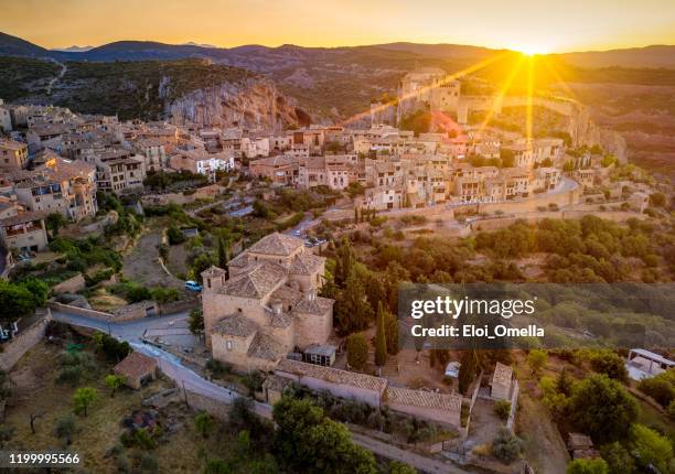 vista aérea de alquezar, españa - provincia de huesca fotografías e imágenes de stock