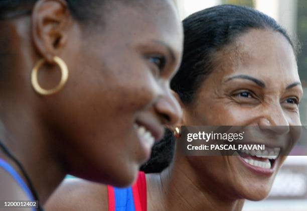 Christine Arron exprime sa joie au côté de Muriel Hurtis, le 25 juillet 2003 à Narbonne, après la finale du 100 m, lors des Championnats de France...