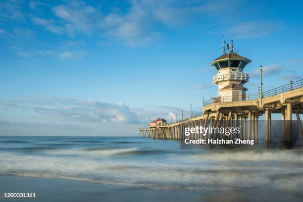 ein landschaftsbild von huntington beach pier - huntington beach stock-fotos und bilder