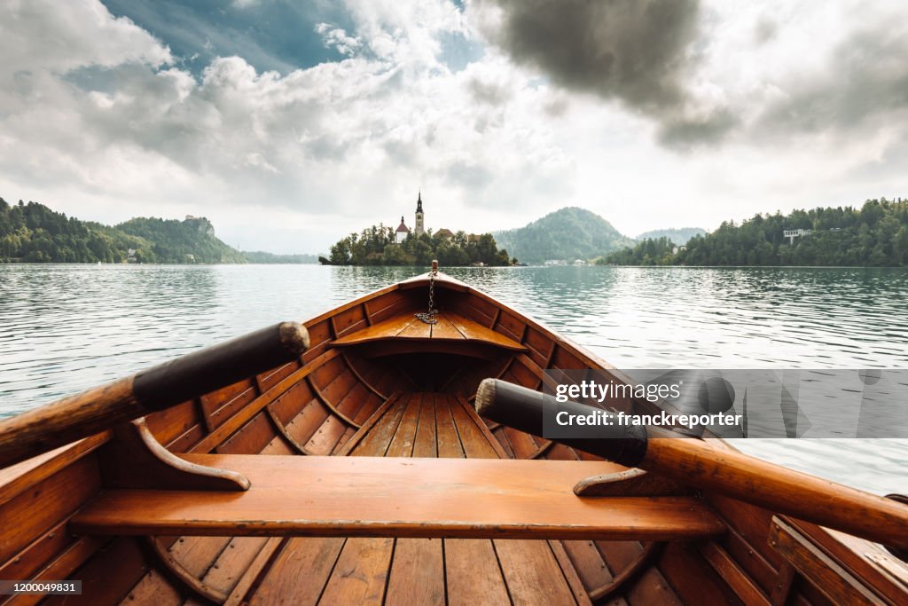 Vela sul lago dissanguato in Slovenia
