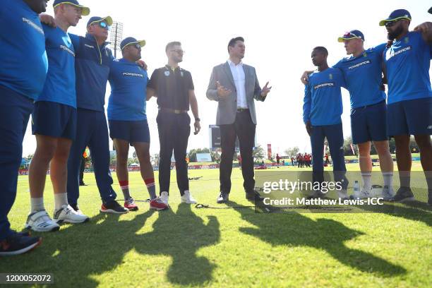 Former South African cricketer Graeme Smith talks to the South African U19 team ahead of the ICC U19 Cricket World Cup Group D match between South...