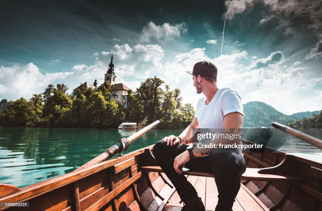 Man sitter på båten i Bled