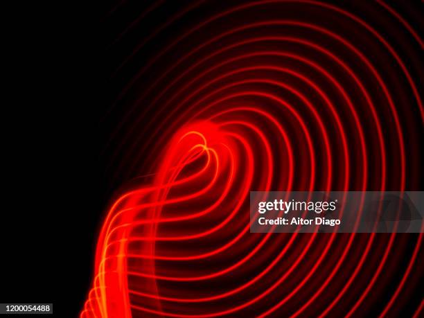 light artistic installation at night. circular red lines with black background. - neonlicht stock-fotos und bilder