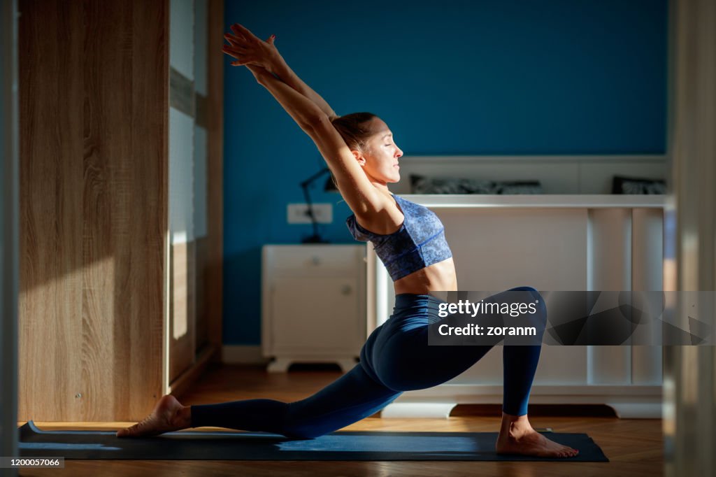 Frau übt niedrige Lunge Pose