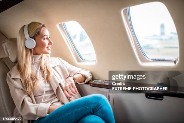 joven empresaria que viaja con un avión privado - cabina interior del vehículo fotografías e imágenes de stock