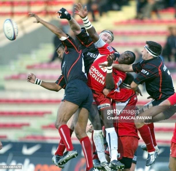 Le Biterrois Yannick Nyanga est aux prises avec les Toulousains Jean Bouilhou , Trévor Brénnan et Emile Ntamack le 18 octobre 2003 au stade des Sept...