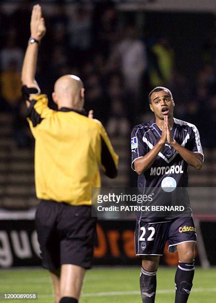 Bordeaux' Brazilian forward Denilson De Oliveira reacts in front referee Tony Chapron during the French L1 football match against Sochaux, 15 October...
