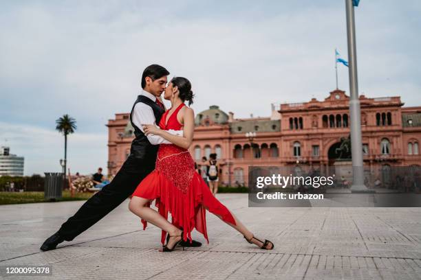 latin couple dancing tango on town square - casa rosada imagens e fotografias de stock