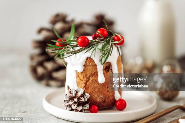 christmas cake with cream and cranberry - christmas cake stock pictures, royalty-free photos & images