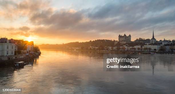 loire river running through saumur, loire valley, maine-et-loire, france - maine et loire foto e immagini stock