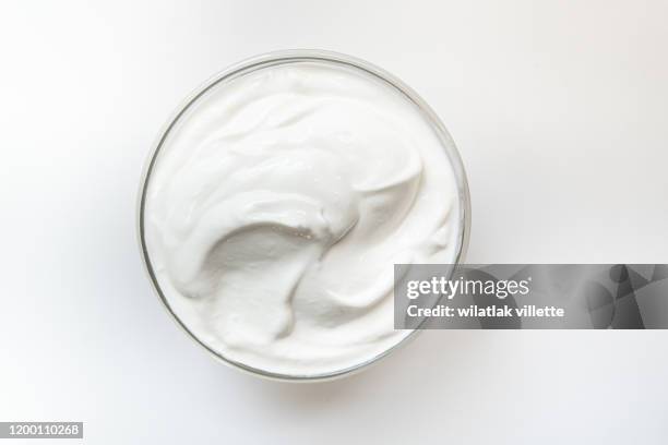 healthy breakfast with fresh greek yogurt on background - iogurte imagens e fotografias de stock