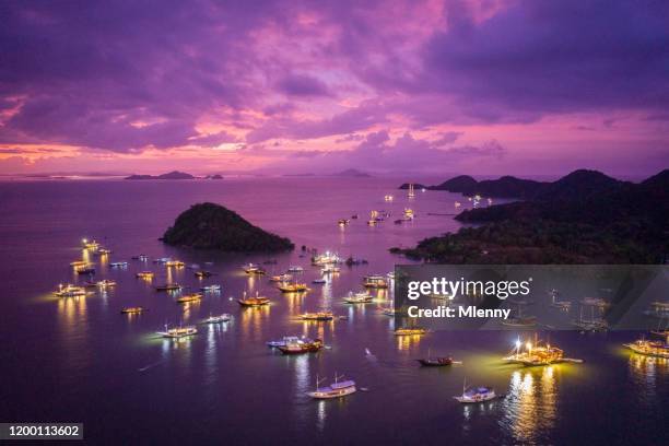 labuan bajo harbor colorido sunset crepúsculo indonesia - east nusa tenggara fotografías e imágenes de stock