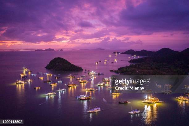 labuan bajo harbor kleurrijke zonsondergang twilight indonesia - oost nusa tenggara stockfoto's en -beelden