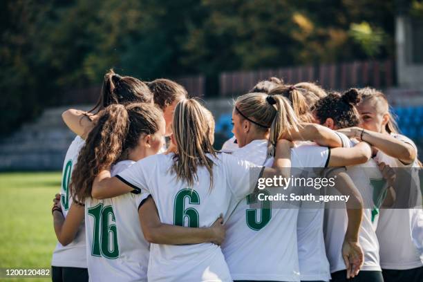 women soccer team celebrating victory - desporto de equipa imagens e fotografias de stock