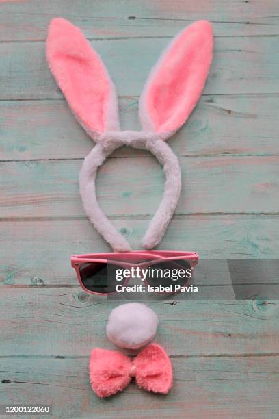 rabbit face made with sunglasses, white nose, big ears and pink bow tie - easter fantasy stockfoto's en -beelden