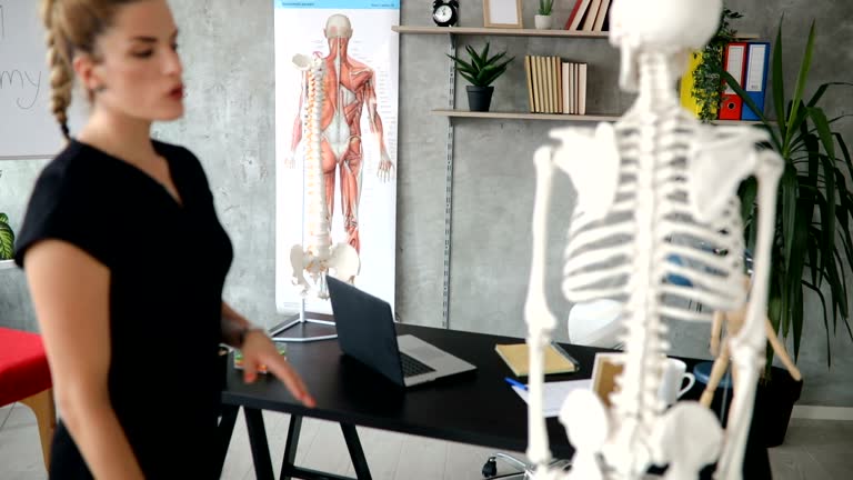 https://media.gettyimages.com/id/1200127293/video/class-of-anatomy-at-massage-school.jpg?b=1&s=640x640&k=20&c=GJhnUlPO3ZY1YpIGlW3SIdREGLGmEXC1SyMu0e1d2VM=