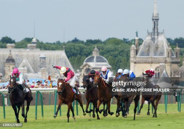 Des jockeys sont en action, le 08 juin 2003 à Chantilly lors du prix Diane-Hermès. La course, considérée comme le championnat européen, a été...