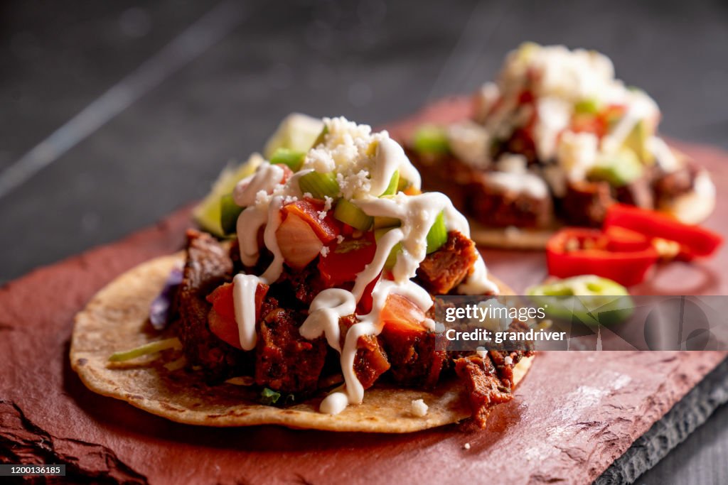 Carne di manzo Asada messicano Tijuana Style Street Food Tacos con bistecca marinata, cilantro, cipolla, formaggio Cotija e crema acida