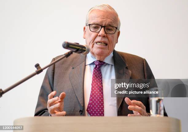 February 2020, Hamburg: Klaus-Michael Kühne, entrepreneur, speaks to employees at the headquarters of Kühne und Nagel AG. Federal Development...