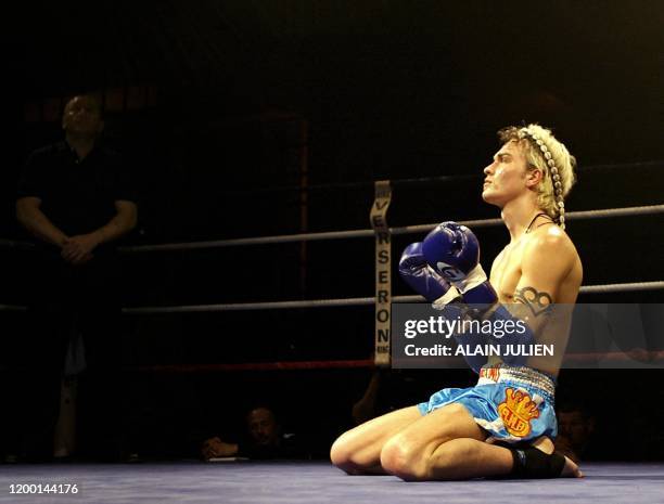 Le boxeur français Ifig Guillemain la tête sertie du bandeau traditionnel "Mongkon" effectue la danse rituelle "Ram Muay" le 17 avril 2004 au Palais...