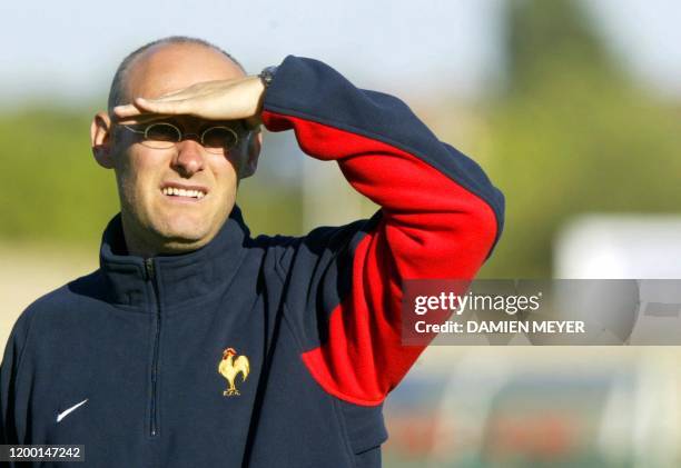 Entraîneur français Bernard Laporte regarde évoluer les joueurs le 24 septembre 2003 lors d'un entraînement du XV de France au centre national de...