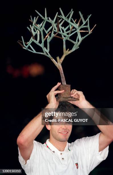 American tennis player Pete Sampras holds the Winner's Trophy here 5 november 1995 at the end of the Men's final of the Paris Indoor Open.