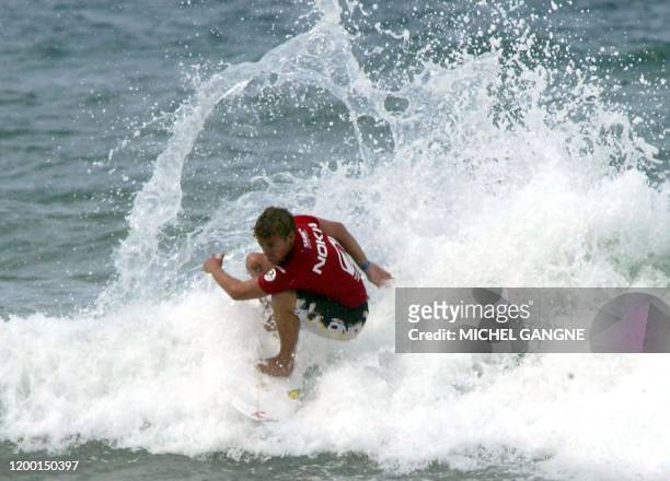 L'Australien Trent Munro surfe une vague, le 17 août 2003 à Lacanau, lors du Pacific Motion Pro du Lacanau Pro 2003, épreuve comptant pour le...