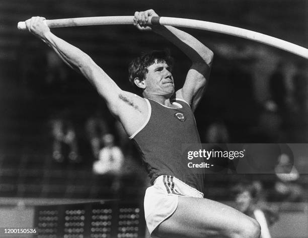 Photo de Sergei Bubka , prise le 14 août 1983 lors du championnat du monde d'athlétisme à Helsinki. Sergej Bubka s'apprête à remporter l'épreuve de...