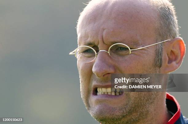 Portrait du sélectionneur français Bernard Laporte pris le 03 septembre 2003, lors d'un entraînement du XV de France au centre national de rugby à...