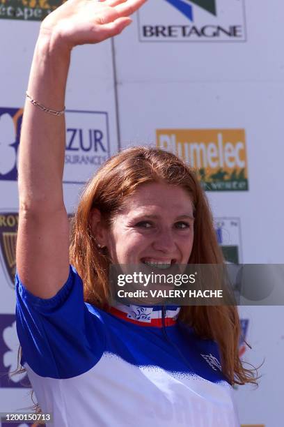 La lorraine Sonia Huguet, sur le podium, salue le public, le 28 juin 2003 sur le circuit de Plumelec, lors des championnats de France de cyclisme sur...