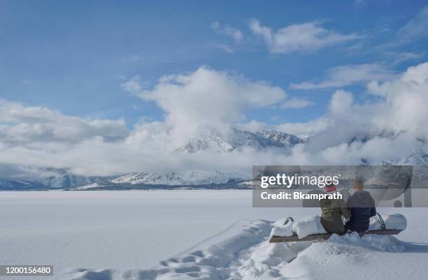 familie am jackson lake im winter zu weihnachten im grand tetons national park und yellowstone national park usa - teton village stock-fotos und bilder