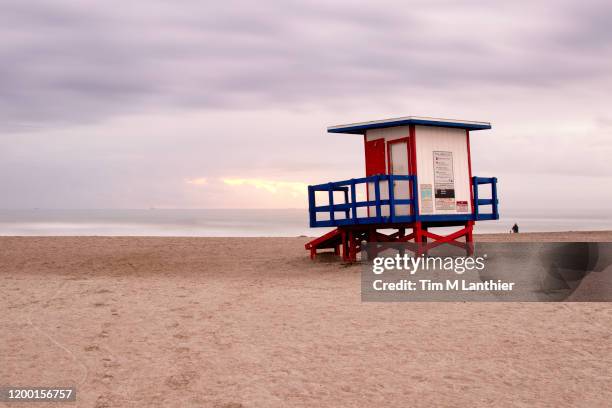 lifeguard hut on the atlantic ocean coast of eastern florida. - cocoa beach stock-fotos und bilder