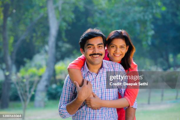 indian couple - stock bilder - indian couples stock-fotos und bilder