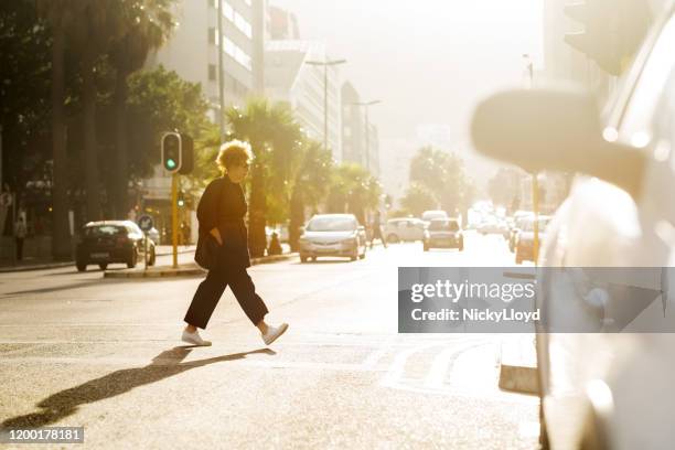 mit dem tempo der stadt schritt halten - auto ampel stock-fotos und bilder