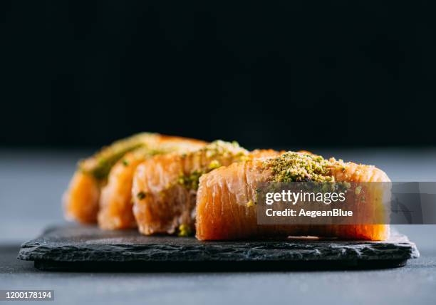 nahaufnahme traditionelle dessert türkische baklava - baklava stock-fotos und bilder