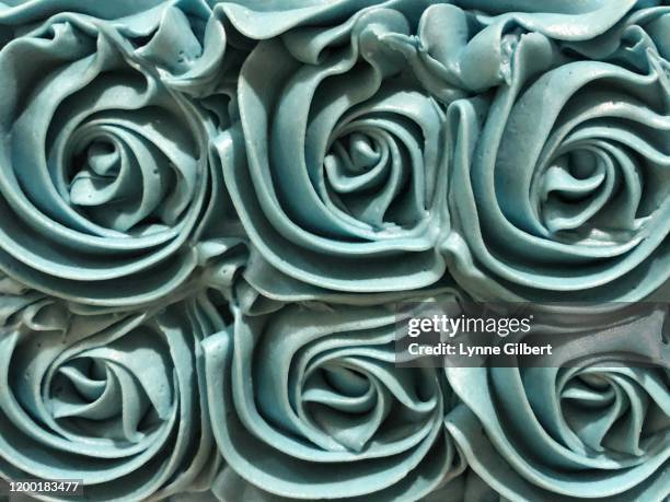 a wedding cake has a beautiful blue rosette pattern in icing - glace texture imagens e fotografias de stock