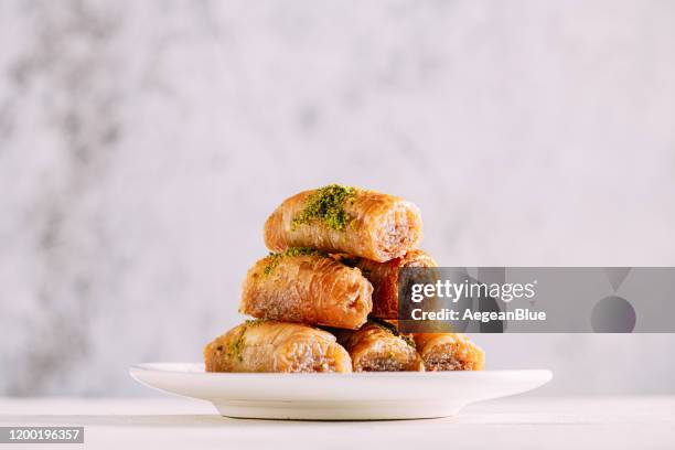 köstliches dessert baklava - baklava stock-fotos und bilder