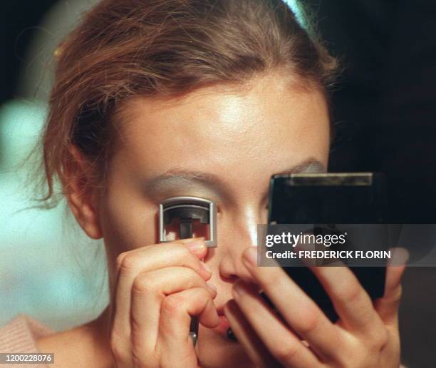 Séance de maquillage pour un mannequin avant la présentation de la collection Paco Rabanne de haute-couture Printemps/Eté 1999, le 20 janvier 1999 à...