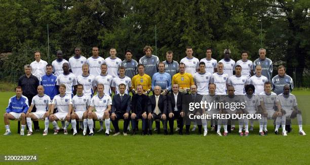 Les membres de la nouvelle équipe de football de l'AJ Auxerre posent pour la photo de famille le 26 juillet 2004 à Auxerre: premier rang en bas:...